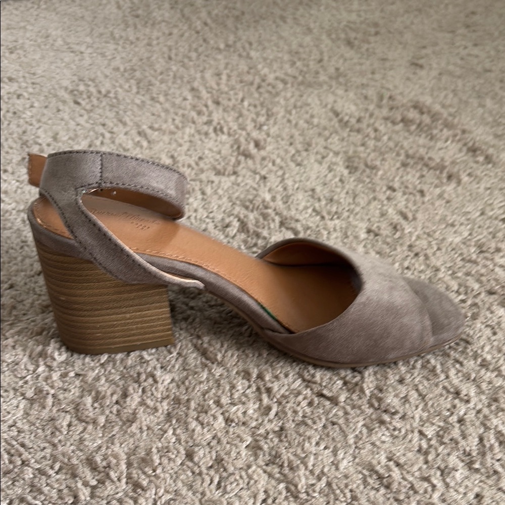 Universal Thread Gray Heels - Picture 5 of 9